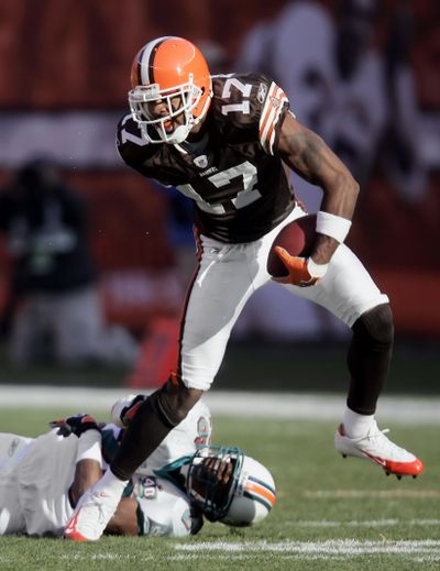 Wide receiver Braylon Edwards moves from the last-place and winless Cleveland Browns to the first-place New York Jets.  (Associated Press / The Spokesman-Review)