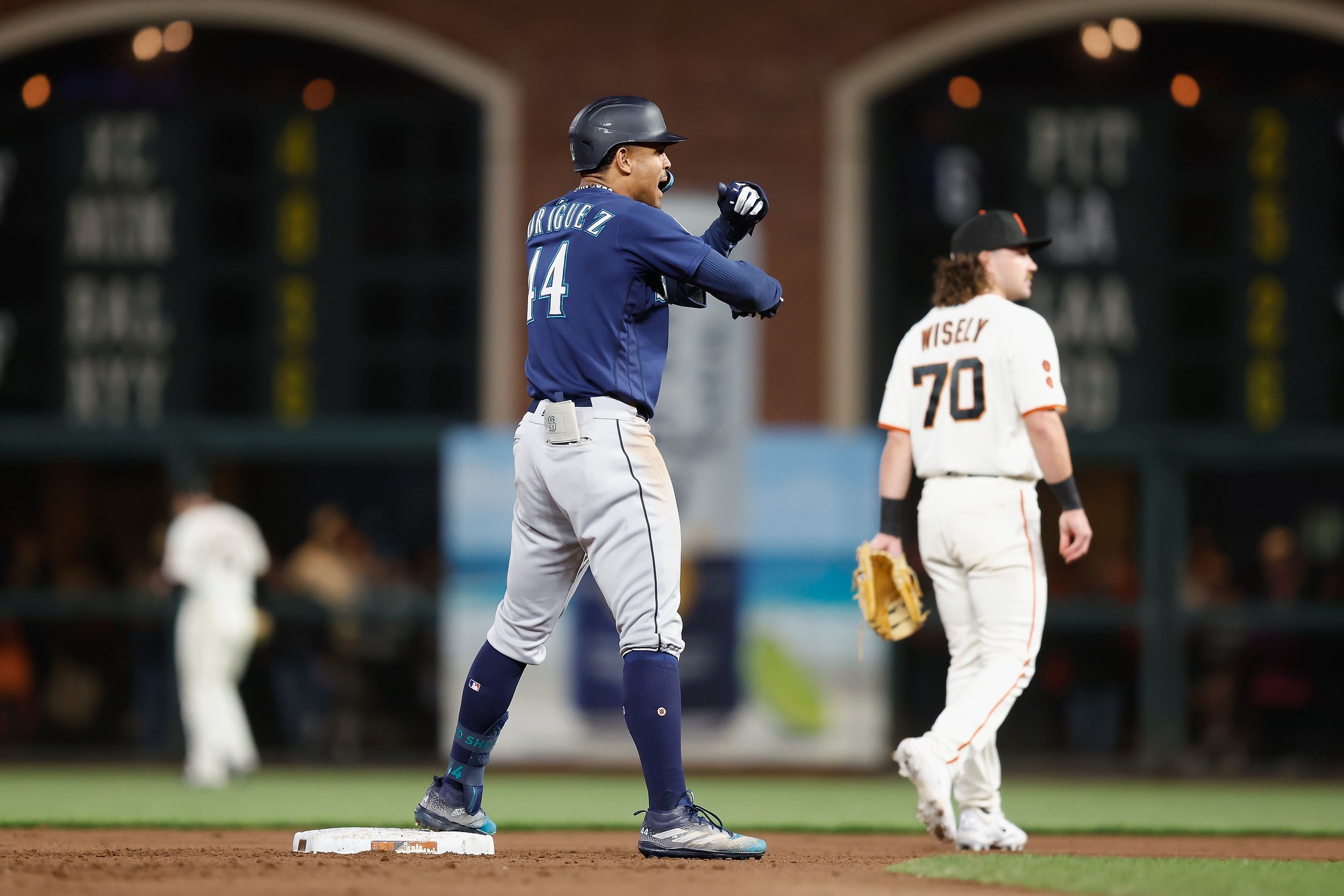 Ninthinning outburst lifts Mariners over Giants for 3rd win in a row