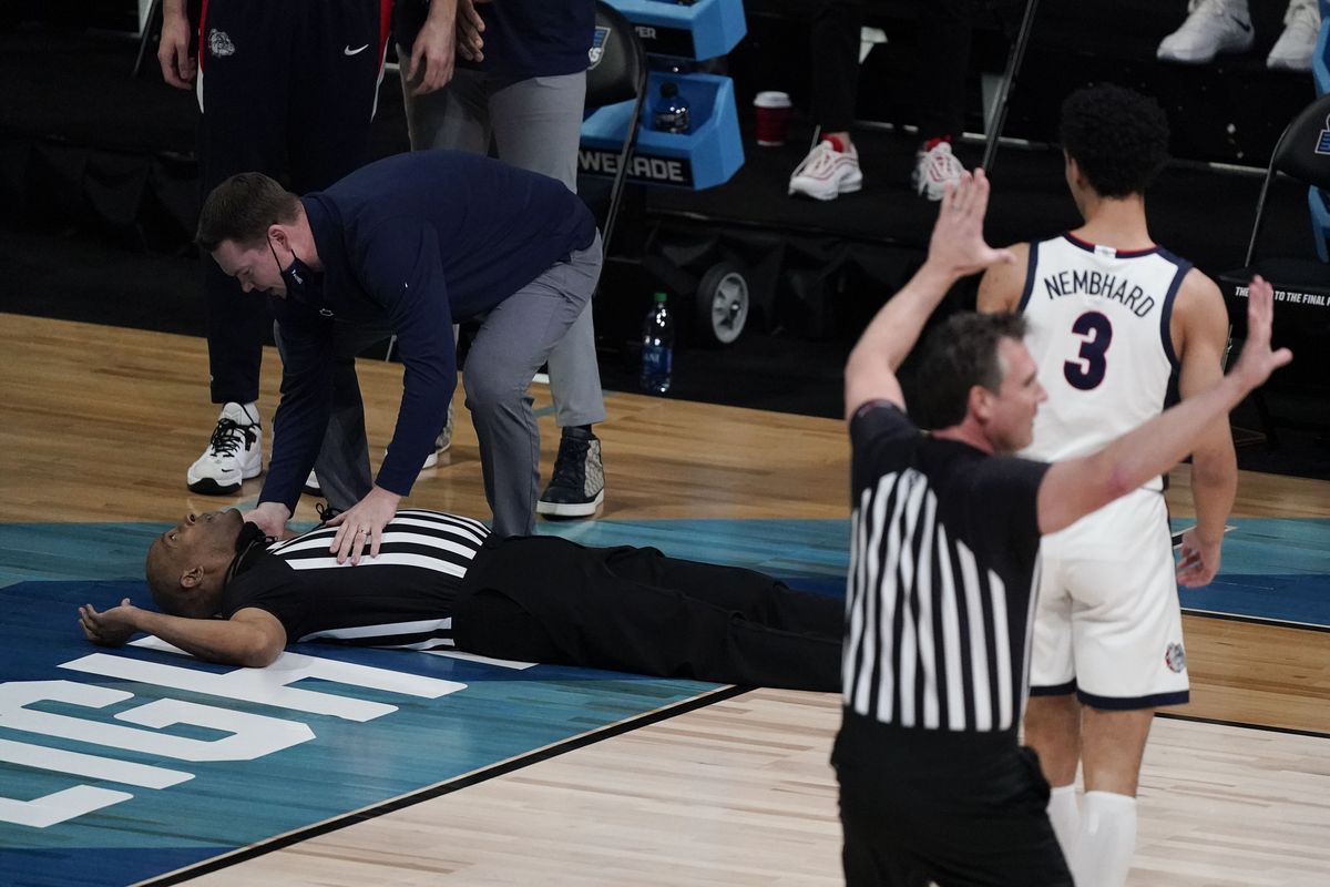 Referee Bert Smith collapses on the court during the first half of an Elite 8 game between Gonzaga and Southern California in the NCAA men