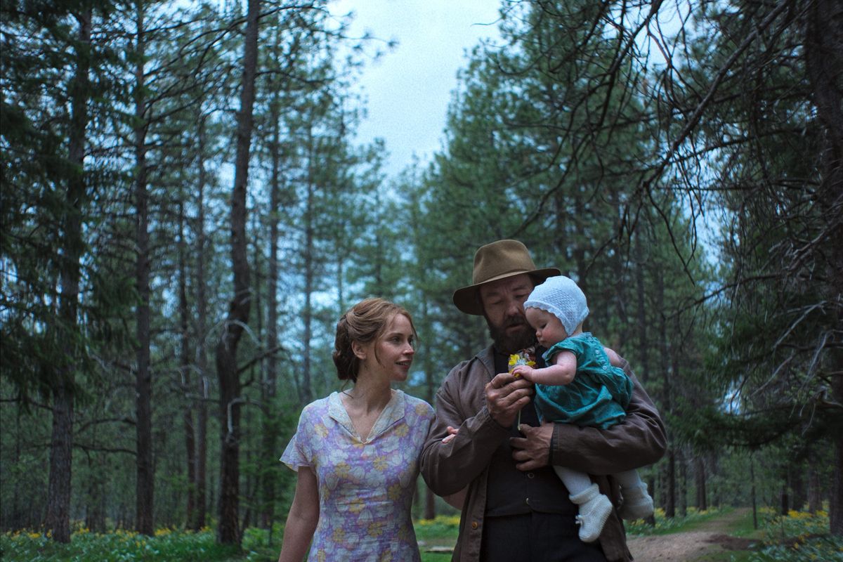 Gladys (Felicity Jones, left) and Robert (Joel Edgerton) build a cabin in the woods, where they raise their young daughter.  (Netflix)