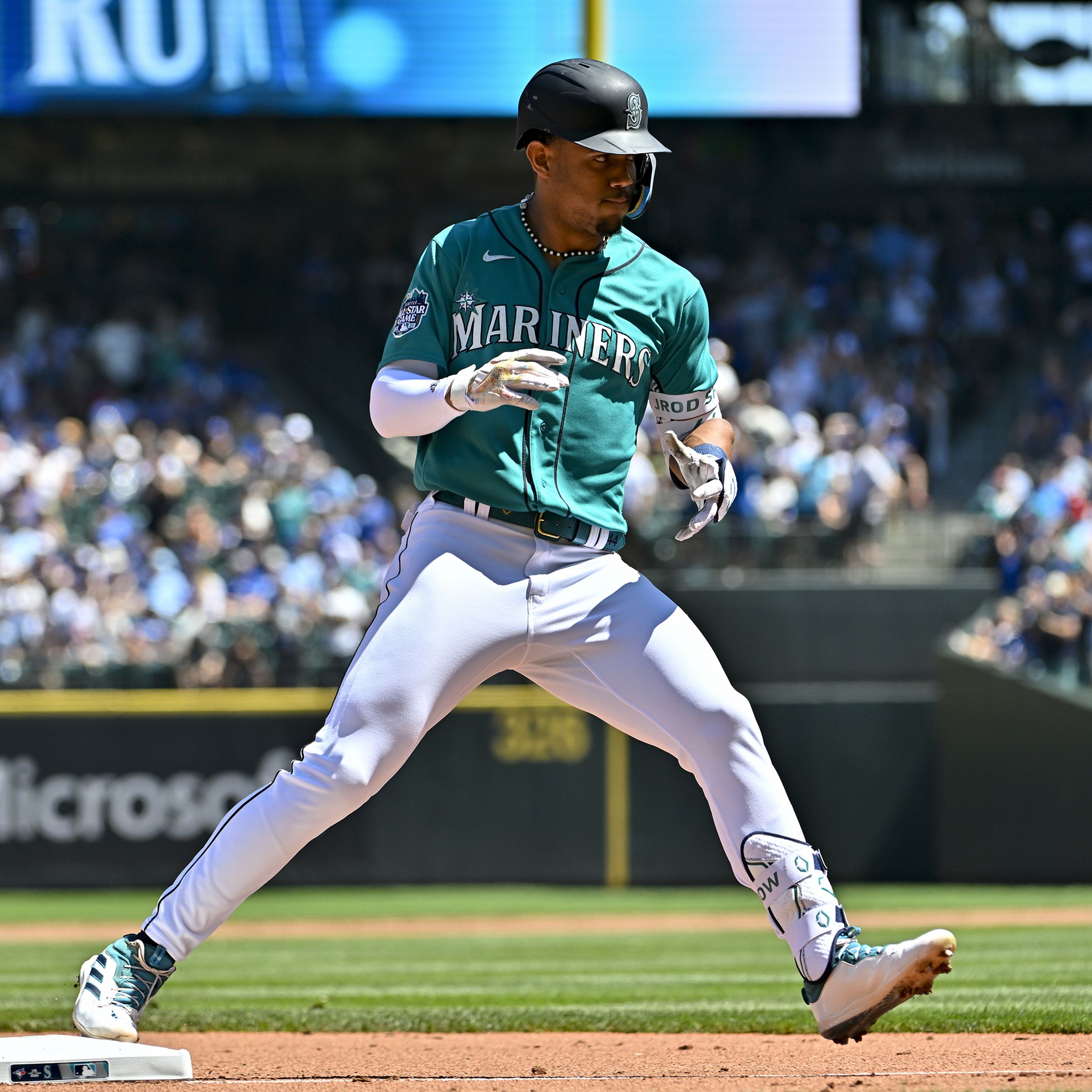 Mariners continue to find that extra-inning magic
