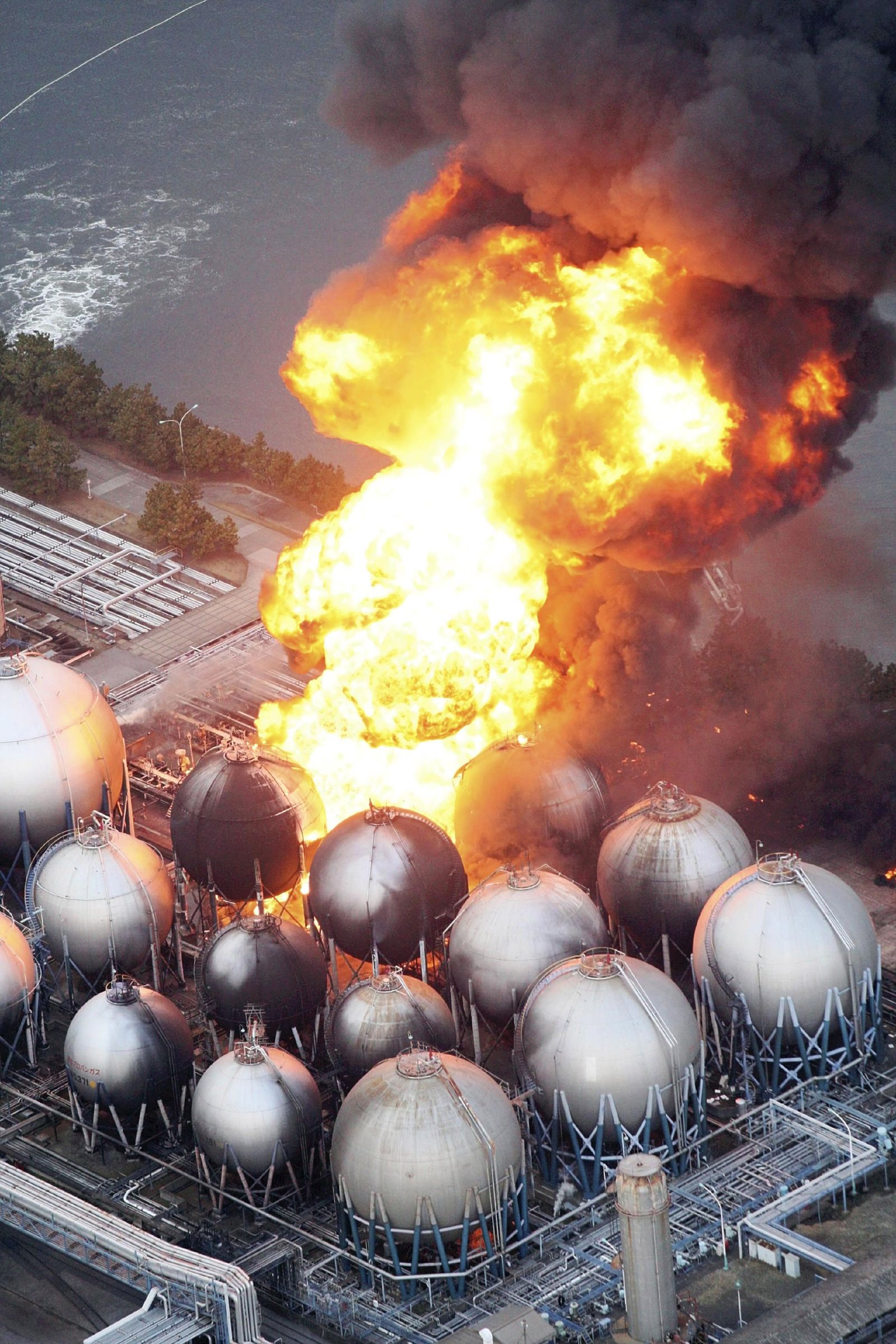 Ядерные аварии и катастрофы. АЭС Фукусима-1 взрыв. Взрыв атомного реактора в Японии 2011. Взрыв АЭС В Японии Фукусима. Фукусима взрыв.