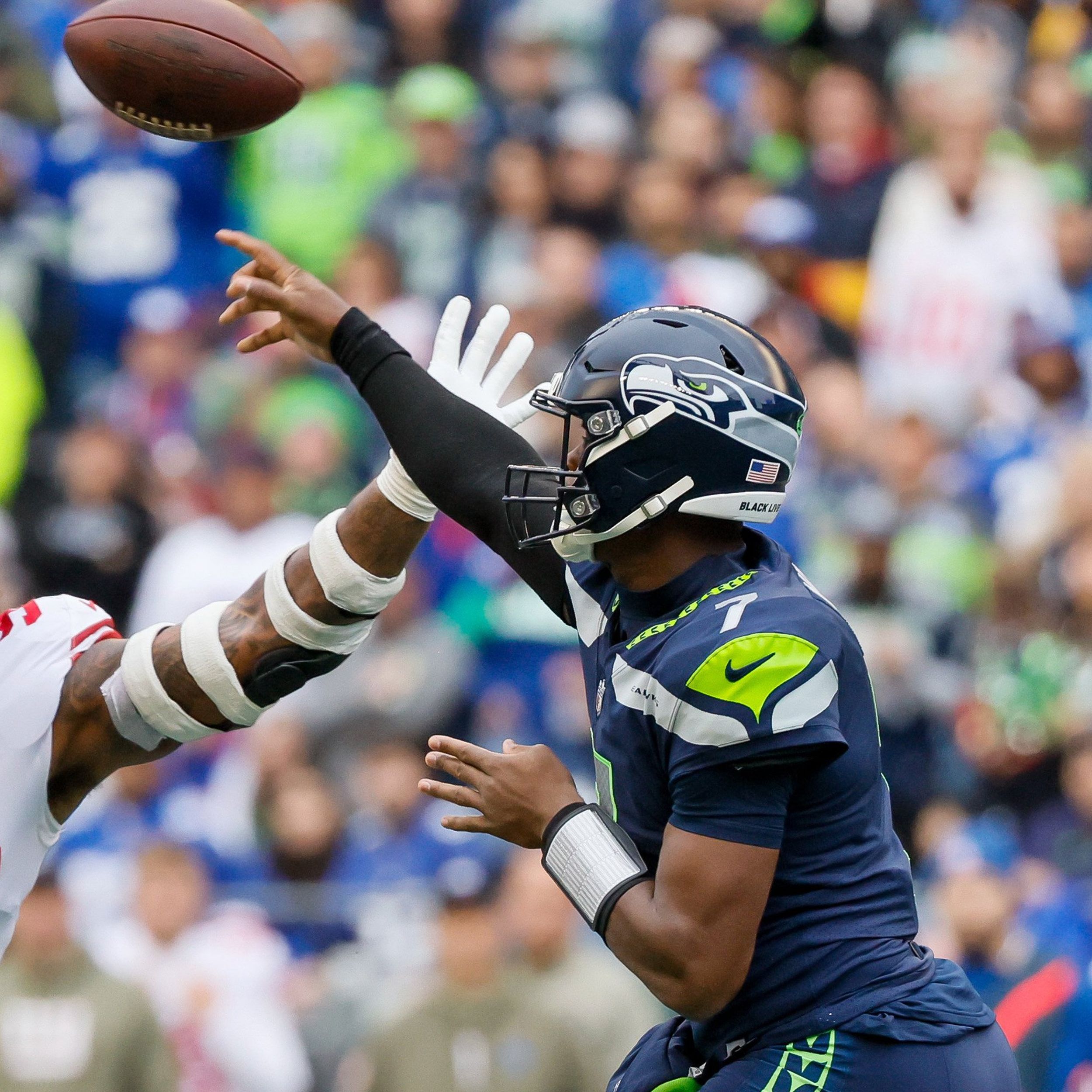 Seahawks' Geno Smith, Kenneth Walker III, Tariq Woolen win player of the  month honors