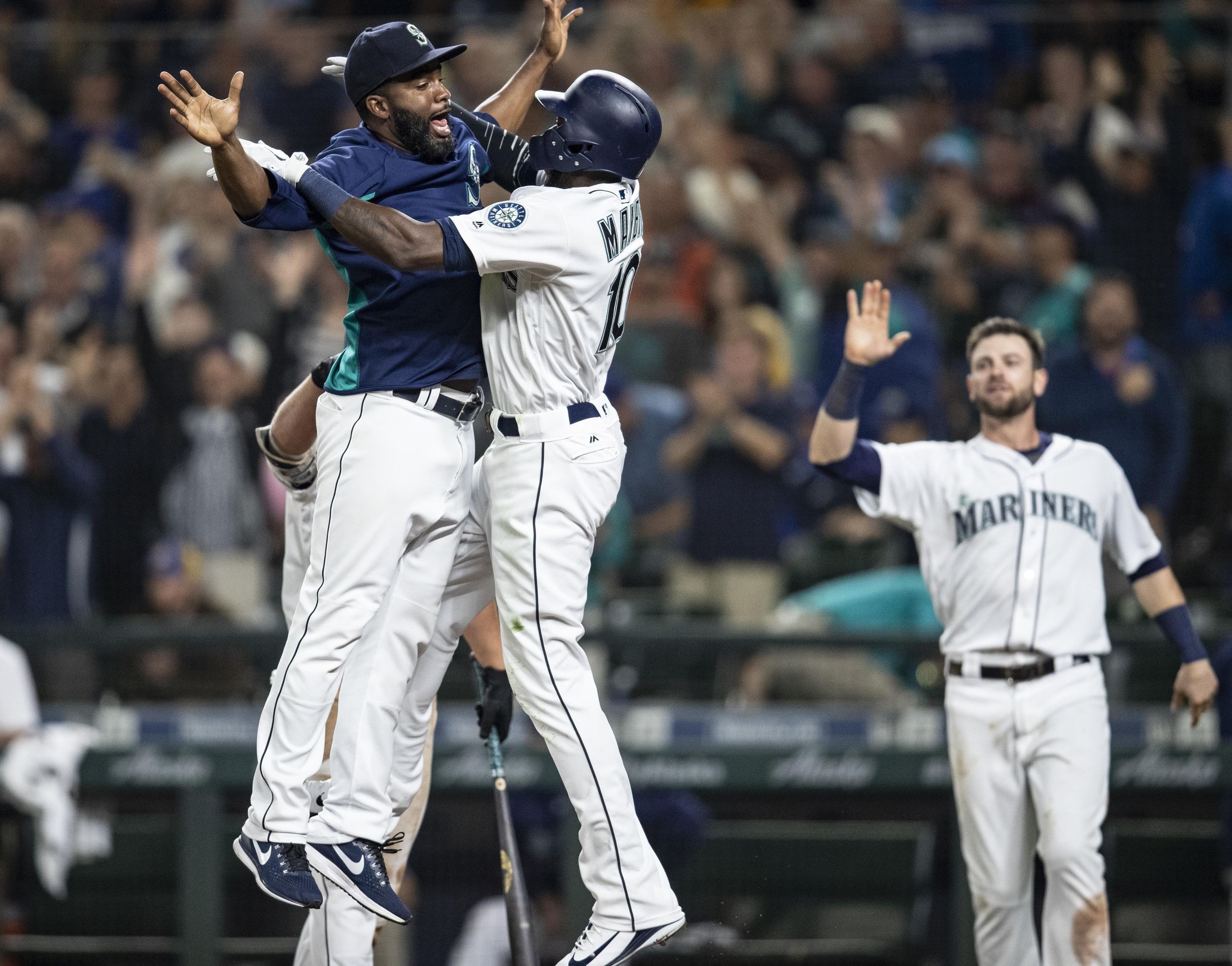 After Edwin Diaz blows save, Mariners beat Dodgers on walk-off