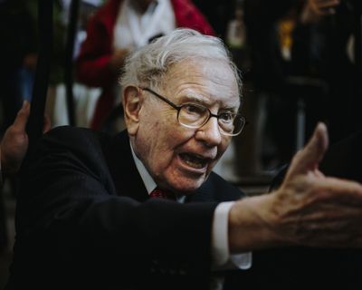 Warren Buffett, chairman and CEO of Berkshire Hathaway, speaks to members of the media ahead of the Berkshire Hathaway annual meeting in Omaha, Neb., in May 2019.  (Houston Cofield/Bloomberg)