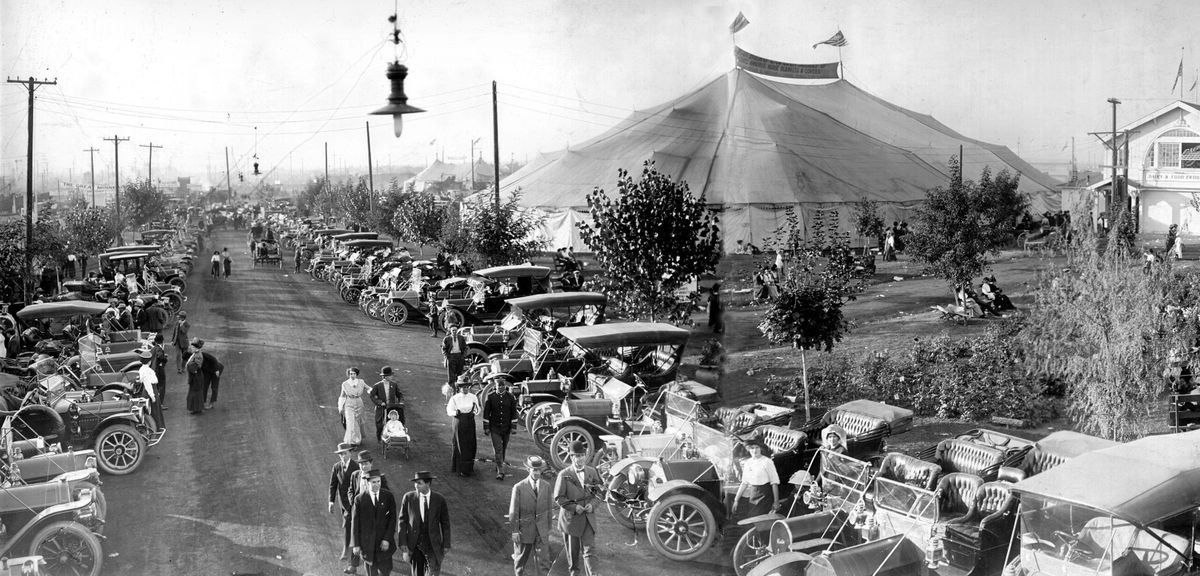 1912: Fairgoers make their way to the Spokane Interstate Fair. Among the highlights were the “exhibits of machinery, automobiles, and labor-saving appliances,” according to an editorial in The Spokesman-Review. (Photo archive)