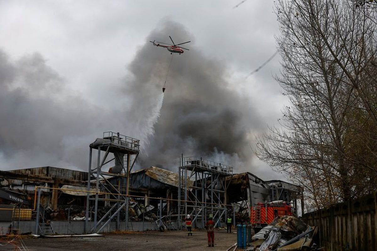 A firefighting helicopter drops water over food warehouses hit by an overnight Russian missile strike, amid Russia’s attack on Ukraine, in Kyiv, Ukraine October 25, 2025. REUTERS/Valentyn Ogirenko  (Valentyn Ogirenko)