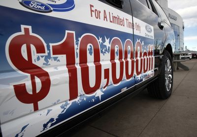 The discount is plastered on the side of an unsold 2008 Navigator at a Lincoln dealership in the west Denver suburb of Lakewood, Colo., late last month. (File Associated Press / The Spokesman-Review)