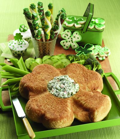 Shamrock Bread with Spinach Dip (Dan Coha / Family Features)