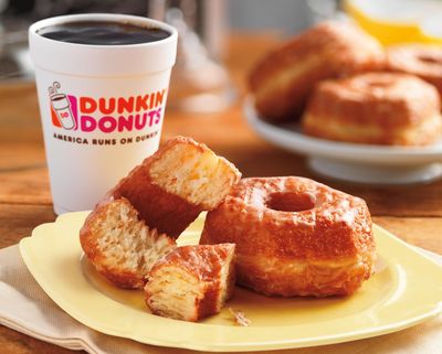 Afternoon drink specials from Dunkin’ Donuts has contributed to growing competition with Starbucks, which has ceded market share to other chains, according to industry data. (Jim Scherer / Associated Press)