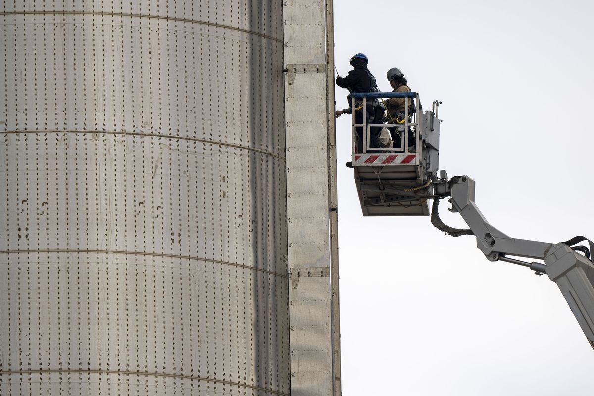Workers prepare the SpaceX Starship and Super Heavy rocket on April 18, 2023. (MUST CREDIT: Jonathan Newton/The Washington Post)  (Jonathan Newton/The Washington Post)