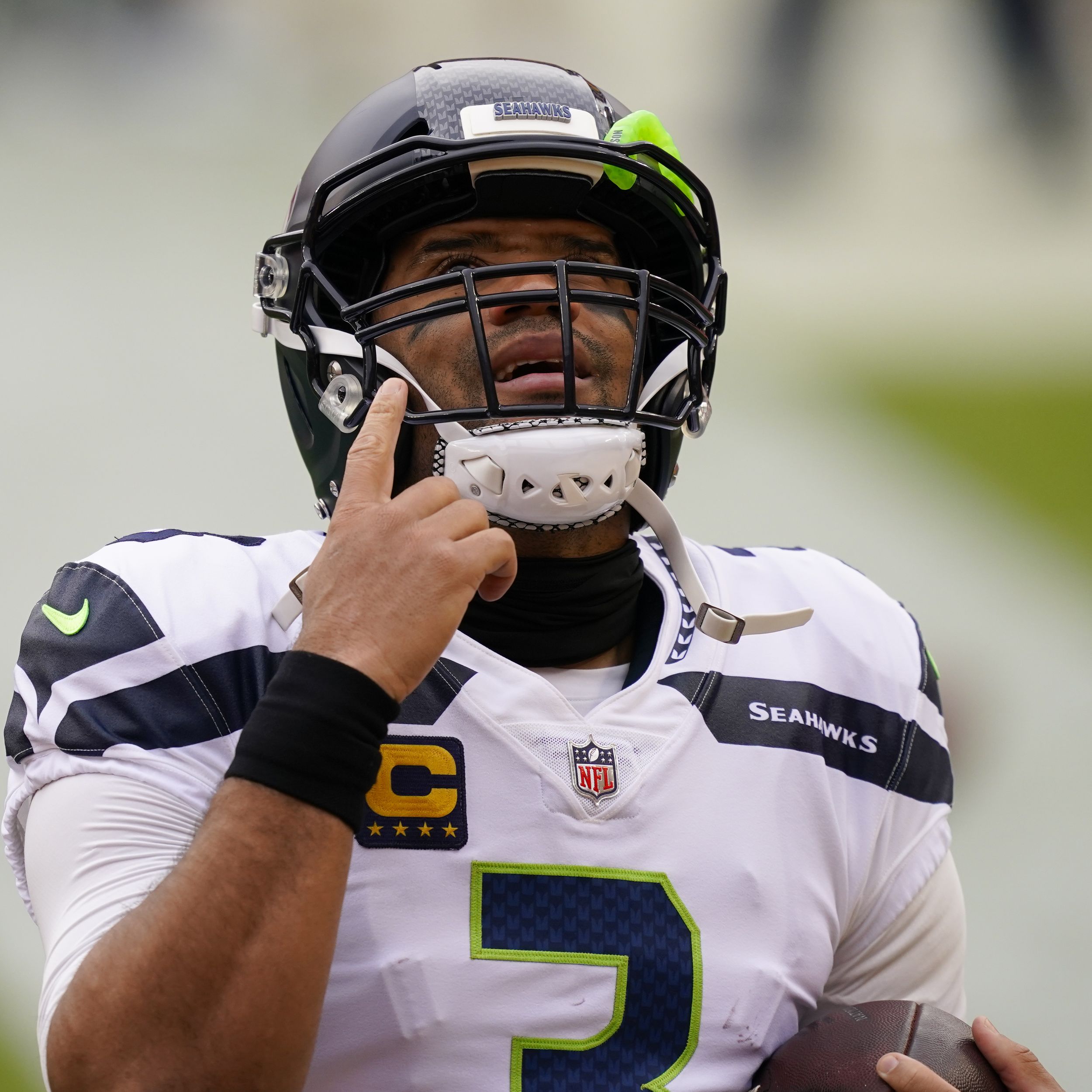 Carlos Dunlap's late sack helps Seahawks hold on to beat