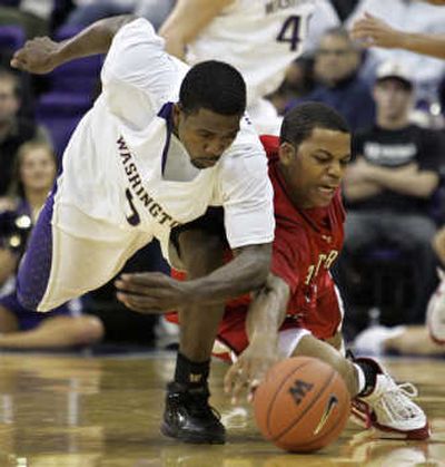
Justin Dentmon, left, and Gary Gibson, battle for ball.Associated Press
 (Associated Press / The Spokesman-Review)