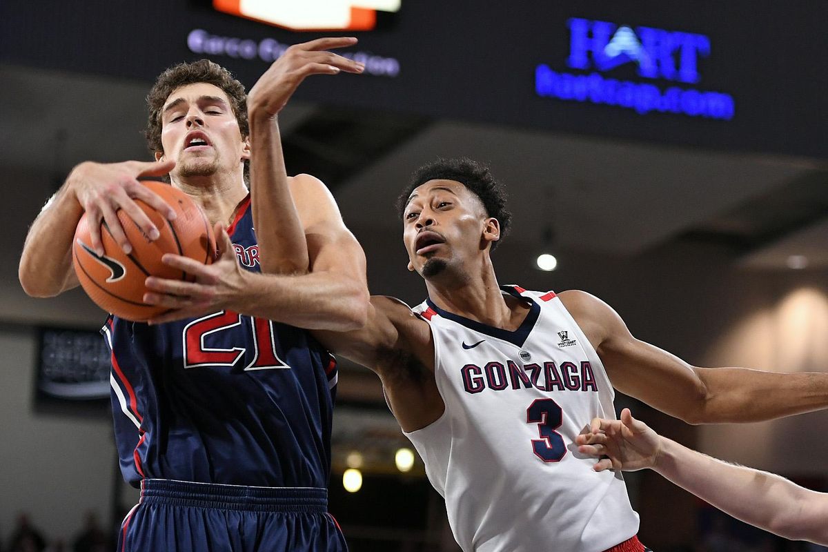 Gonzaga forward Johnathan Williams (3) tries to strip a rebound from Saint Mary