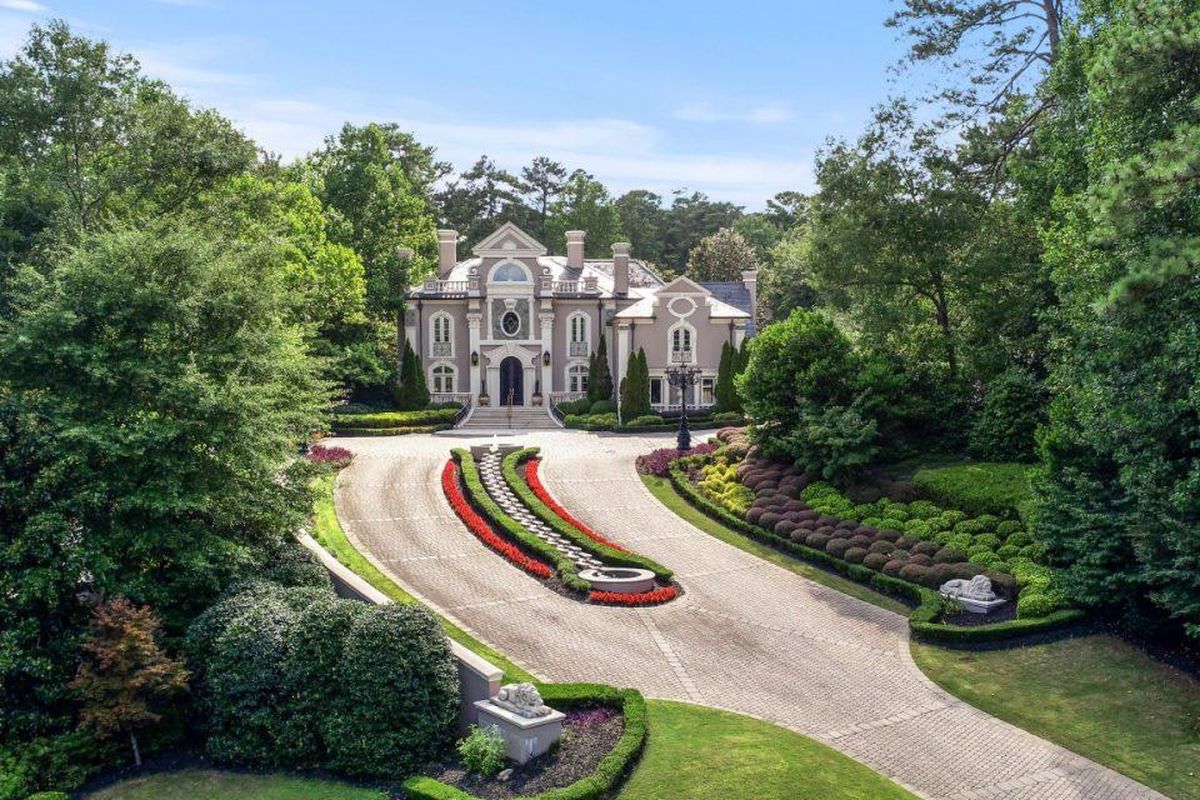 Kenny Rogers flipped mansions, including this one in Atlanta. (toptenrealestatedeals.com)