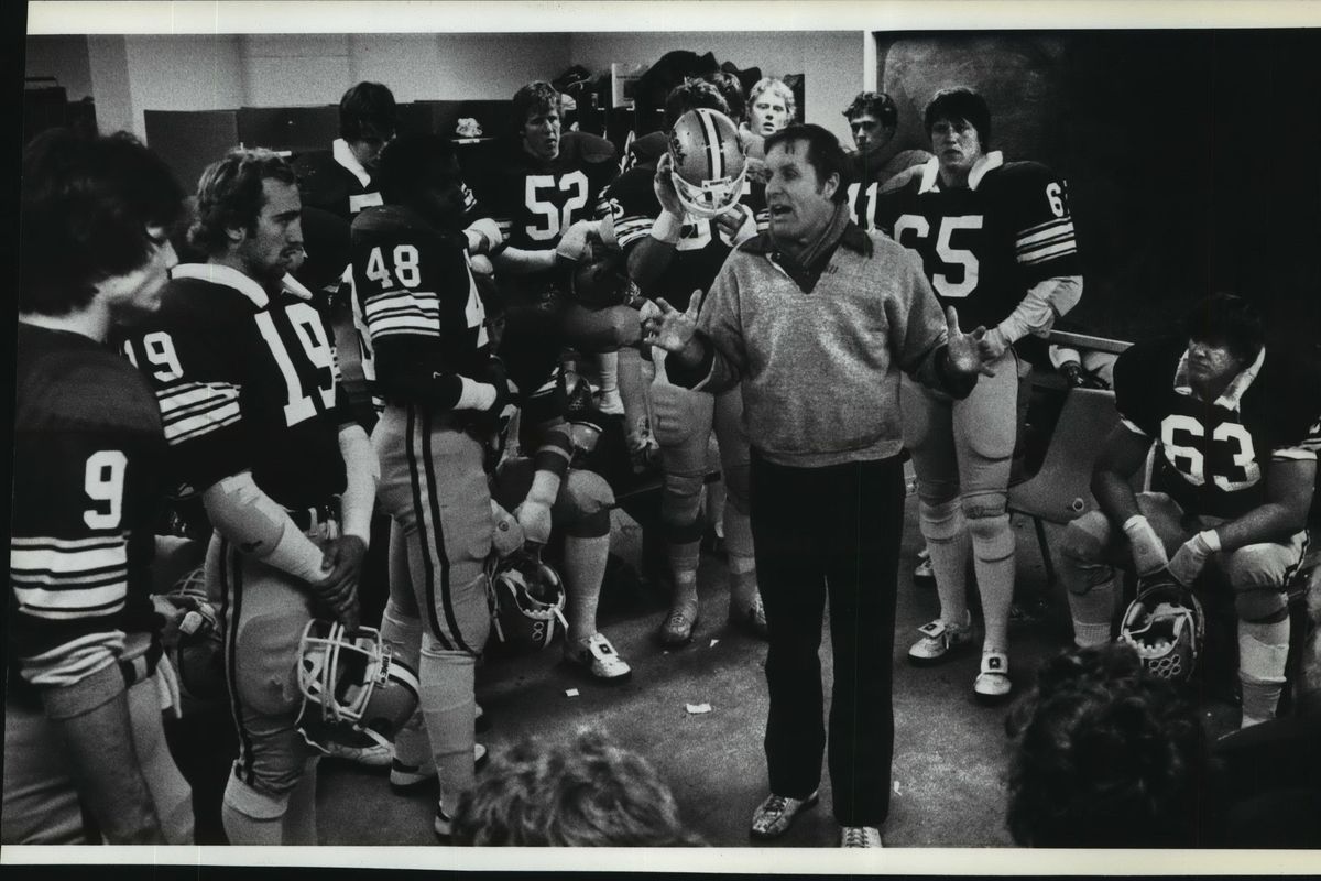 Jim Walden talks to his WSU players in the locker room. (Don Jamison / Cowles Publishing)