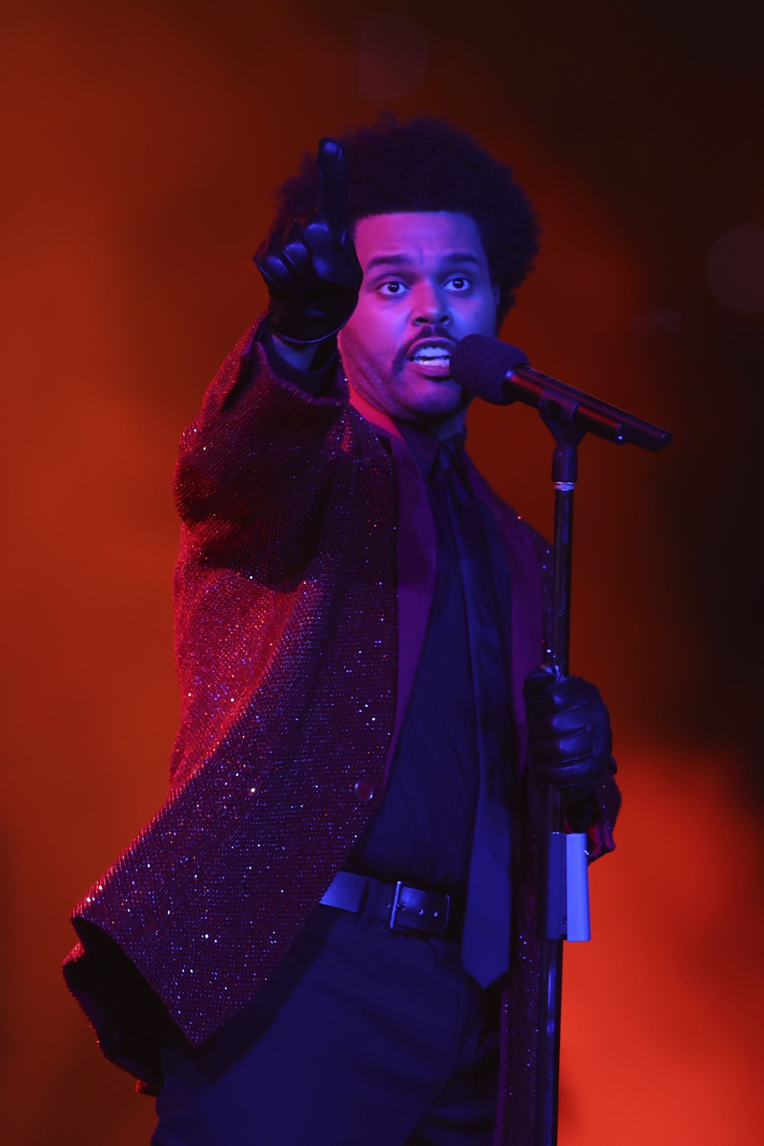 REVIEW: The Weeknd bores at Super Bowl halftime show, Super Bowl, Sports