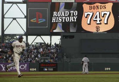 
Banner night for Giants' Barry Bonds. 
 (Associated Press / The Spokesman-Review)