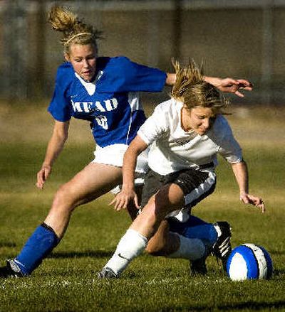 Mead's Jill Pecka defends against Shadle Park's Nicole Ervin.
(Colin Mulvany / The Spokesman-Review)