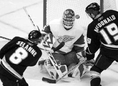 
Anaheim right wing Teemu Selanne beats Detroit goaltender Dominik Hasek for a first-period goal on Thursday night. 
 (Associated Press / The Spokesman-Review)