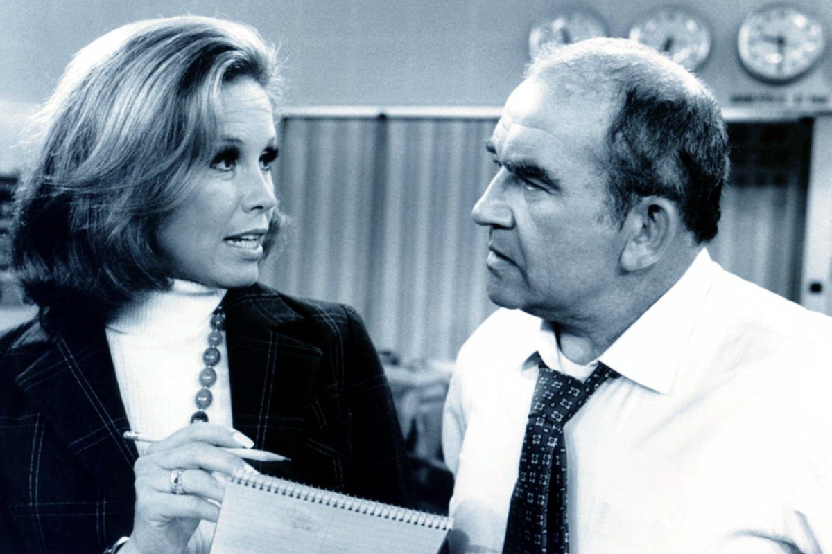 MARY TYLER MOORE and ED ASNER in THE MARY TYLER MOORE SHOW. (STF / BPI)