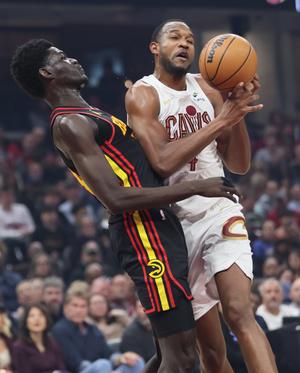 El pívot de los Cleveland Cavaliers, Evan Mobley, choca contra el cuerpo del delantero de los Atlanta Hawks, Mouhamed Gueye, el 8 de abril en el Rocket Arena de Cleveland. (Servicio de noticias Tribuna)