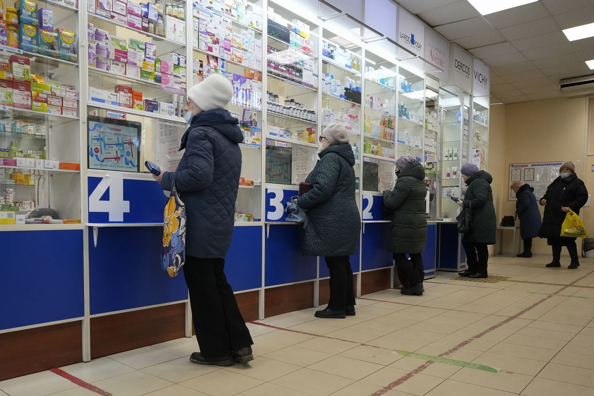 Customers stand at the windows buying medicines in a pharmacy in St. Petersburg, Russia, Friday, April 1, 2022.  (UGC)