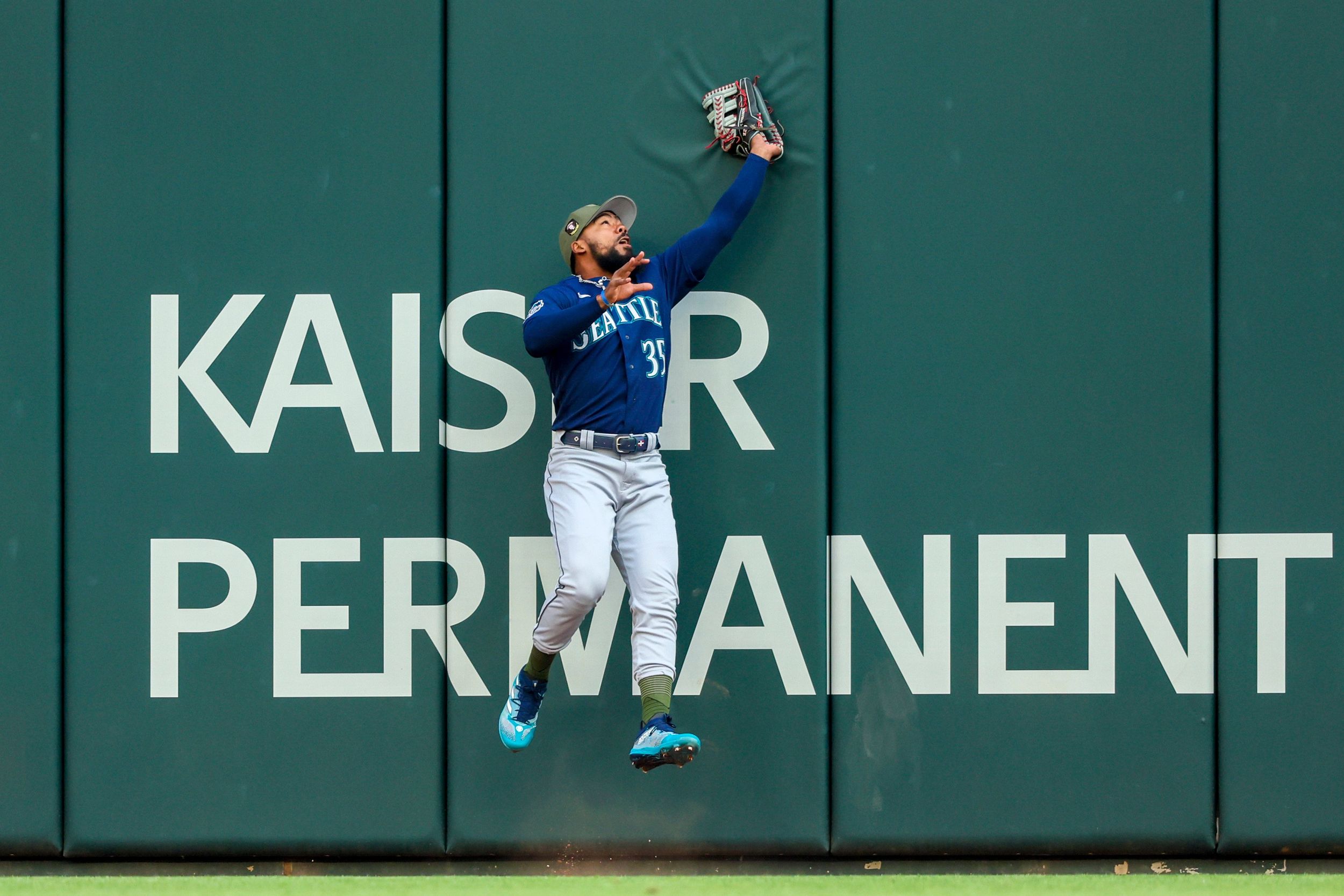 Mariners' ace Hernandez strikes out 5 in spring debut - The Columbian