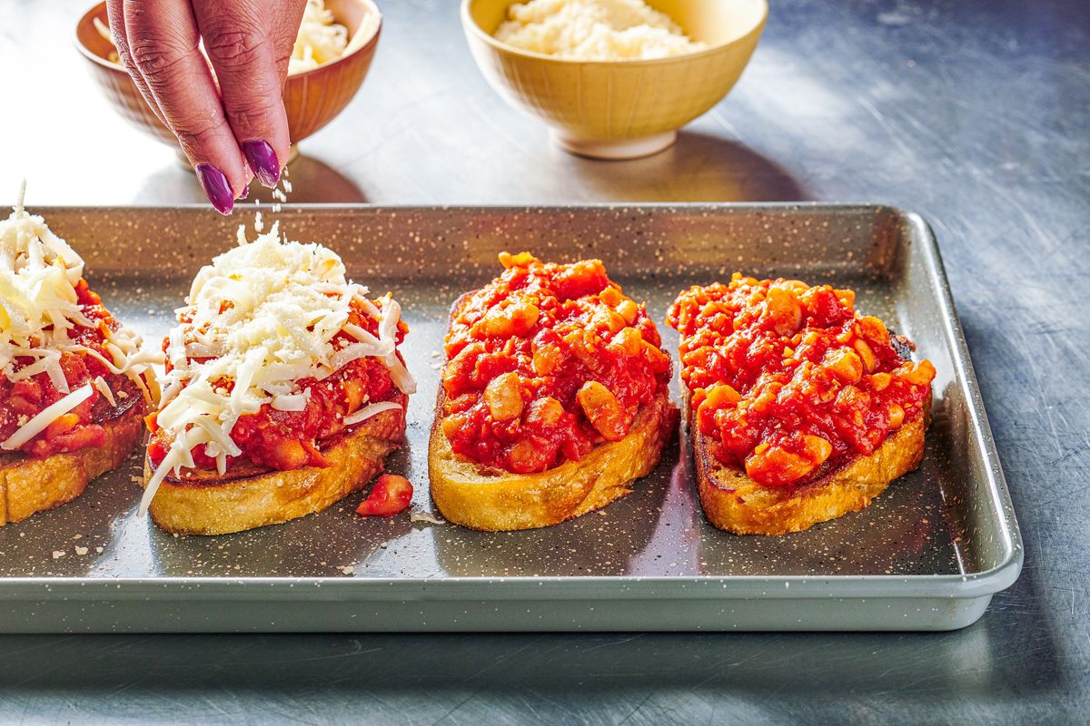 Pizza Beans on Toast tastes like pizza.   (Rey Lopez for The Washington Post/Food styling by Carolyn Robb for The Washington Post)