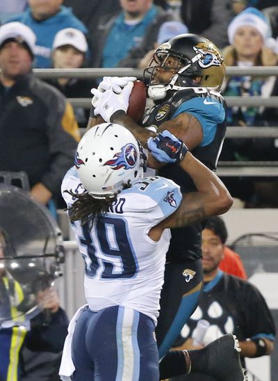 Jacksonville’s Marcedes Lewis hauls in 4-yard TD pass against Daimion Stafford. (Associated Press)