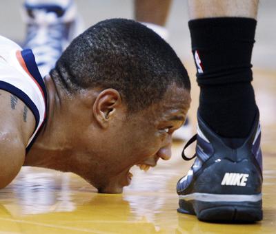 Golden State Warriors' Anthony Randolph screams in pain after injuring his ankle during the first half of an NBA basketball game against the Sacramento Kings, Friday, Jan. 8, 2010, in Oakland, Calif. (Ben Margot / Associated Press)
