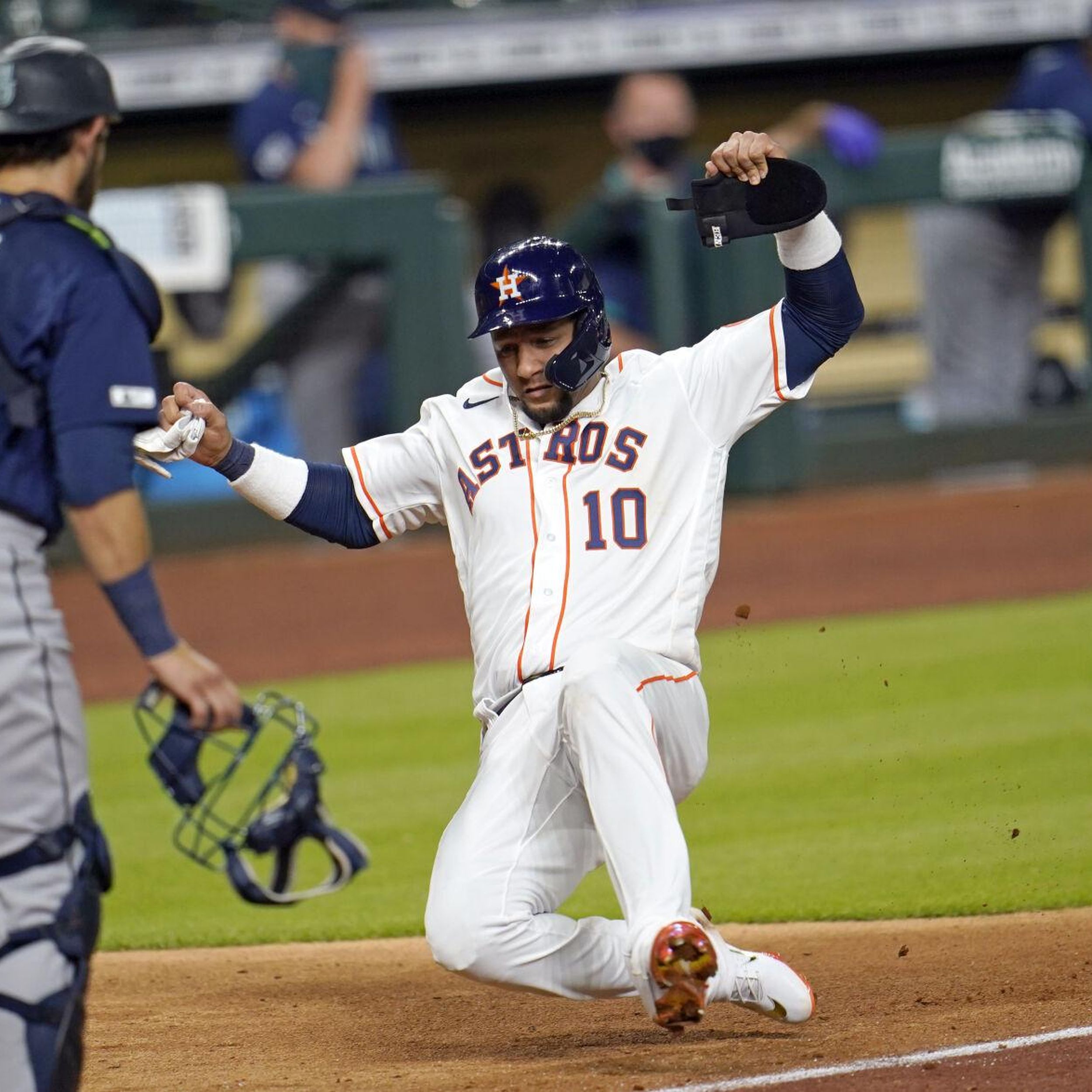 Dusty Baker wins debut, Astros top Mariners on opening day