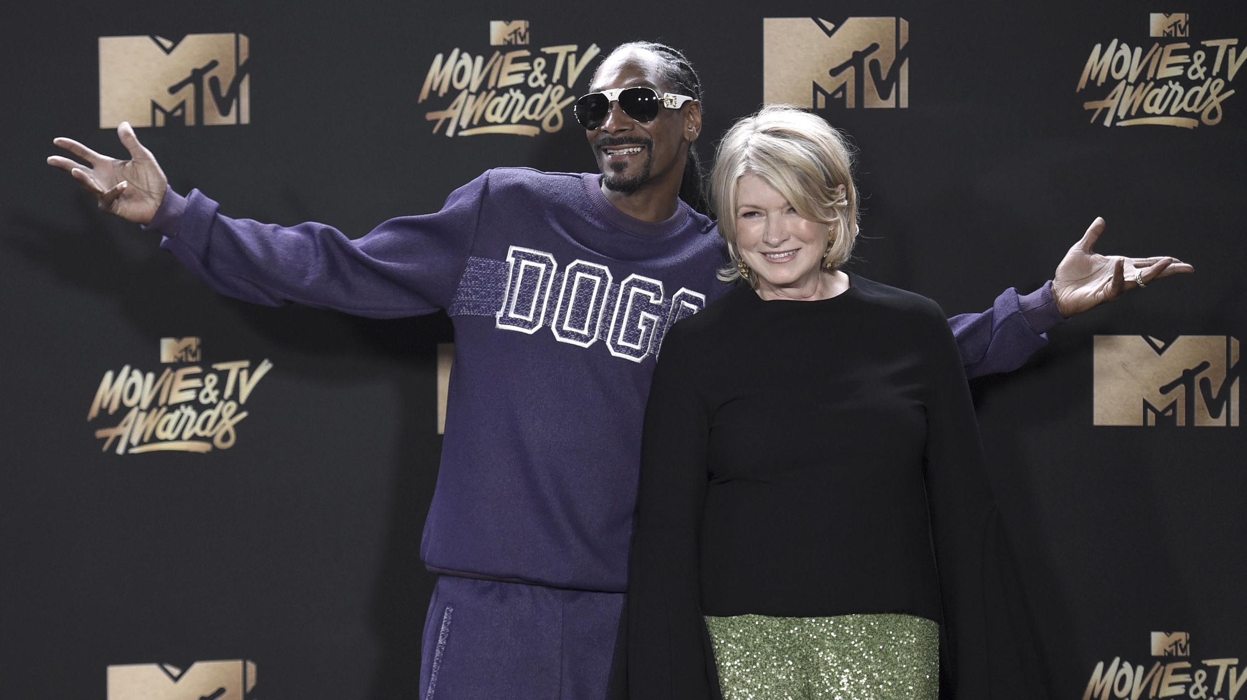 Forget the handmade wreaths – now Martha Stewart hangs with Snoop Dogg and  makes weed jokes | The Spokesman-Review