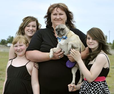 Rena Bunting and her daughters Trina, left, Lacy, Ally, right, and dog Munch, will live in a new Airway Heights house being constructed by First Story and Spokane YouthBuild. (Dan Pelle)
