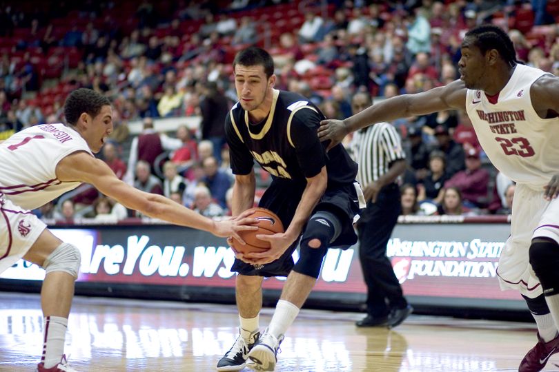 Idaho center Kyle Barone drives between Washington State guard Klay Thompson, left, and forward DeAngelo Casto during the first half of an NCAA college basketball game Tuesday, Nov. 16, 2010, in Pullman, Wash. (Dean Hare / Fr158448 Ap)