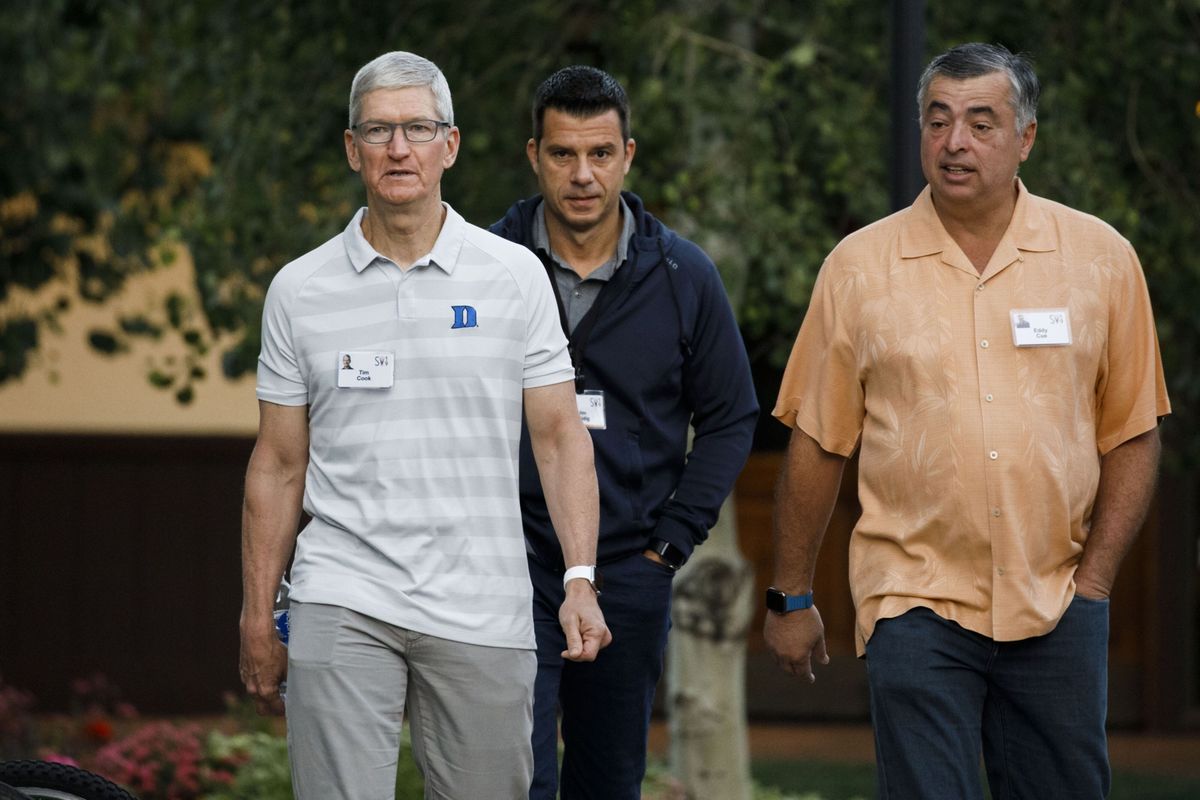 Tim Cook, left, and Eddy Cue. MUST CREDIT: Bloomberg photo by Patrick T. Fallon  (Patrick T. Fallon/Bloomberg)
