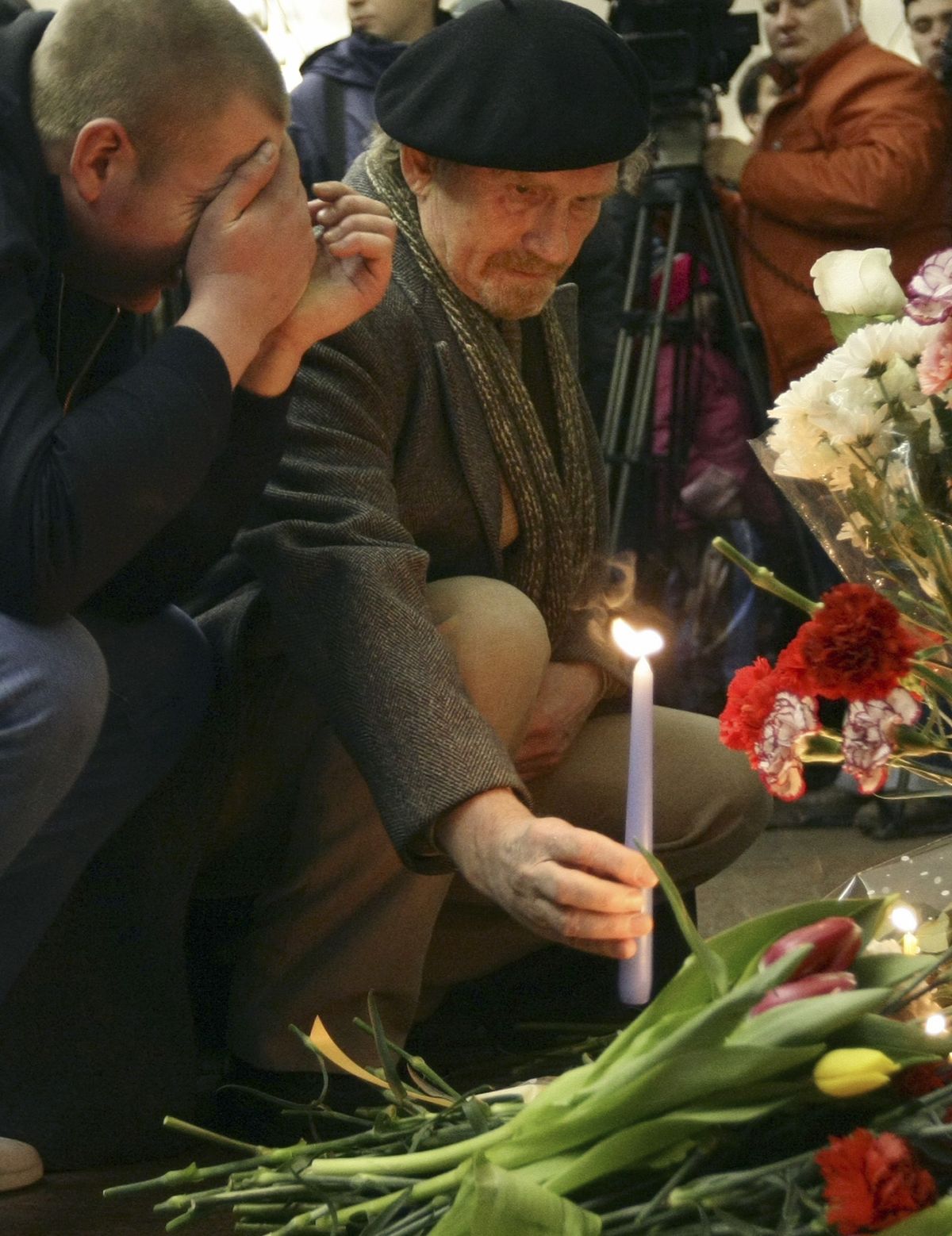 A man places a candle in memory of the subway blasts’ victims at the Lubyanka subway station.