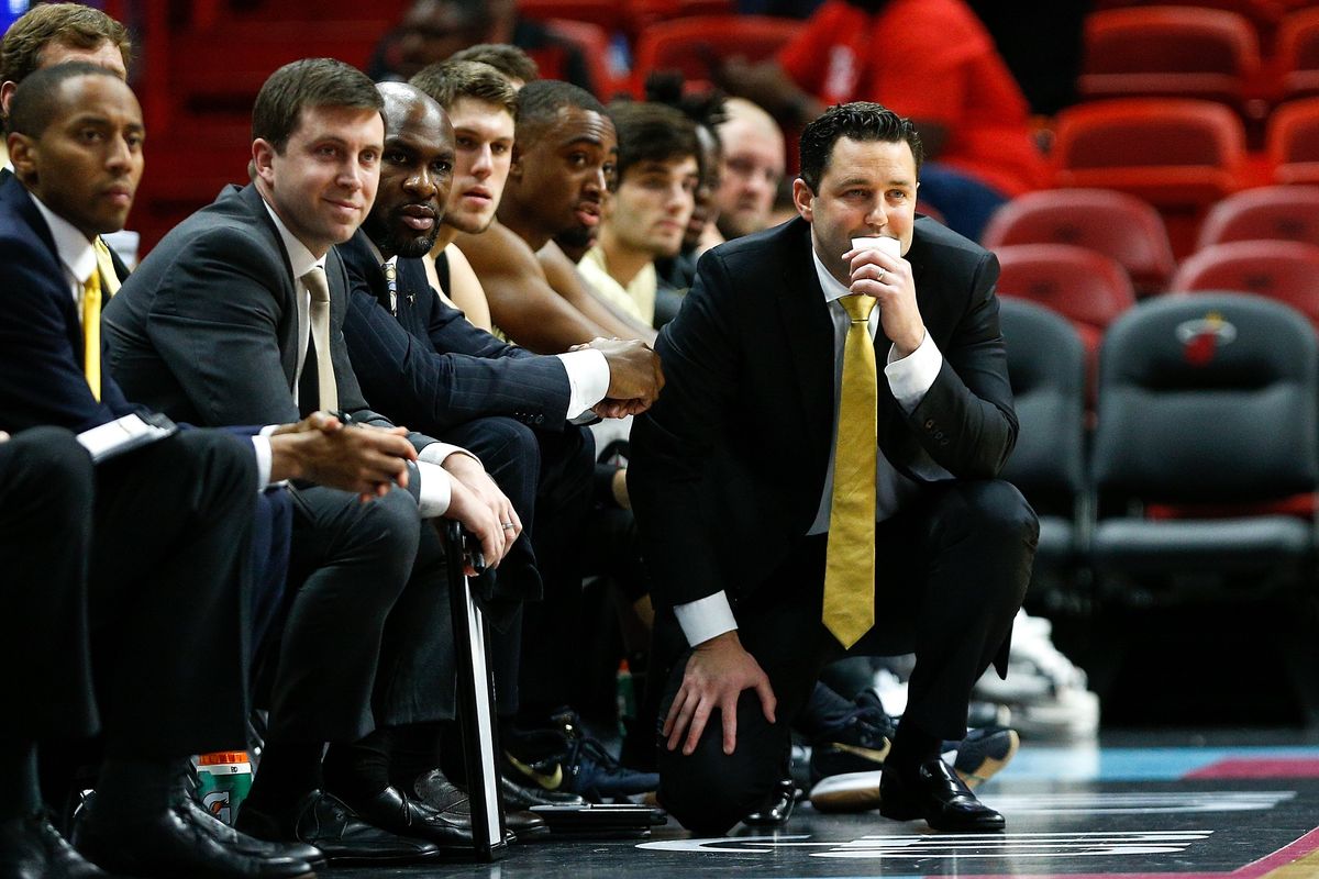 Gonzaga assistant coach Roger Powell Jr., third from left, and Grand Canyon head coach Bryce Drew, right, look on while on the staff of Vanderbilt on Dec. 1, 2018.  (Getty Images)