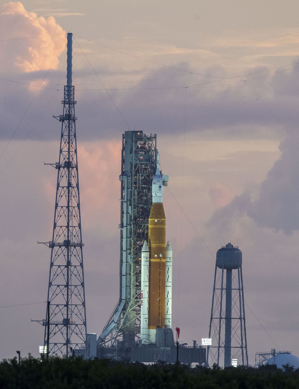 The Artemis I Orion capsule sits atop the Space Launch System (SLS) rocket on Launch Pad 39B as NASA prepares to send Orion to circle the moon. MUST CREDIT: Washington Post photo by Jonathan Newton.  (Jonathan Newton/The Washington Post)