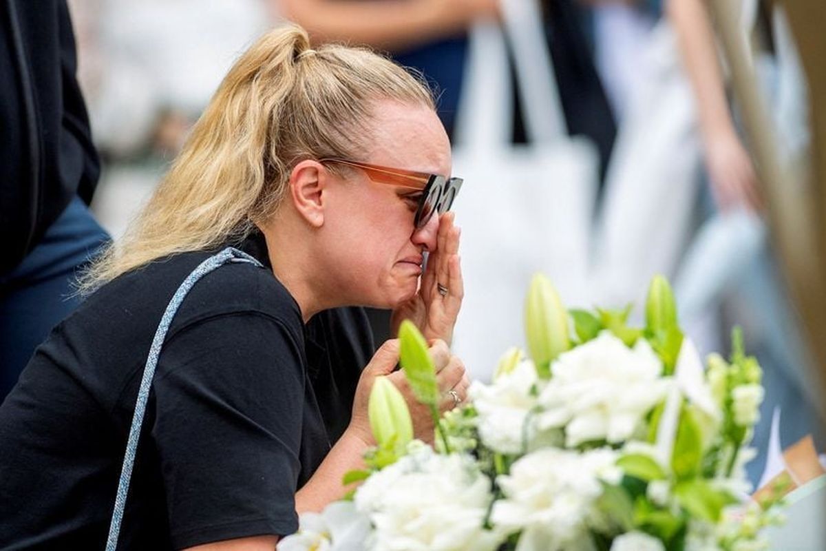 A woman grieves at a floral memorial in honour of the victims of the mass shooting targeting a Hanukkah celebration on Sunday, at Bondi Beach, in Sydney, Australia, December 16, 2025. REUTERS/Jeremy Piper  (Jeremy Piper)