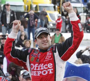 Tony Stewart moved eight points behind Chase leader Carl Edwards. (Associated Press)