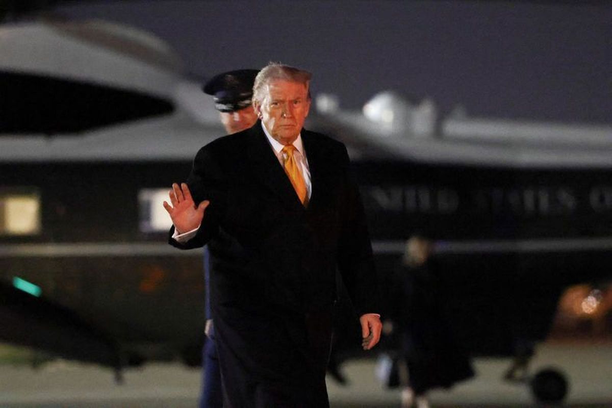 U.S. President Donald Trump waves as he walks to board Air Force One while departing for Florida from Joint Base Andrews in Maryland, U.S., November 7, 2025. REUTERS/Kevin Lamarque  (Kevin Lamarque)