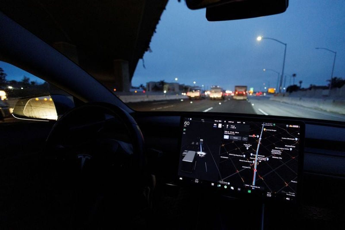 A Tesla Model 3 vehicle drives on autopilot along the 405 highway in Westminster, Calif.  (Reuters )