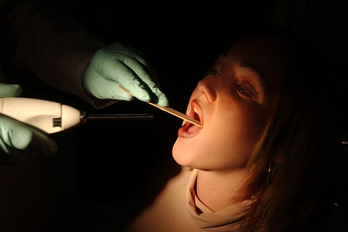 A young woman has her wisdom teeth removed.  (Laurence Kesterson/Philadelphia Inquirer)