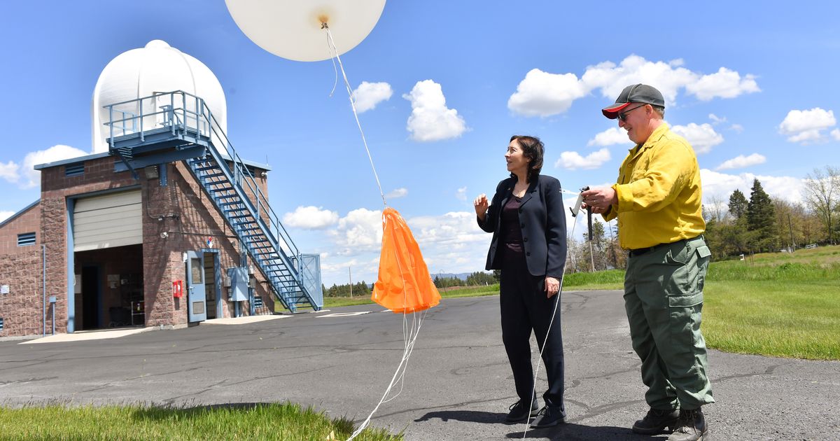 Cantwell visits Spokane National Weather Service office to push for