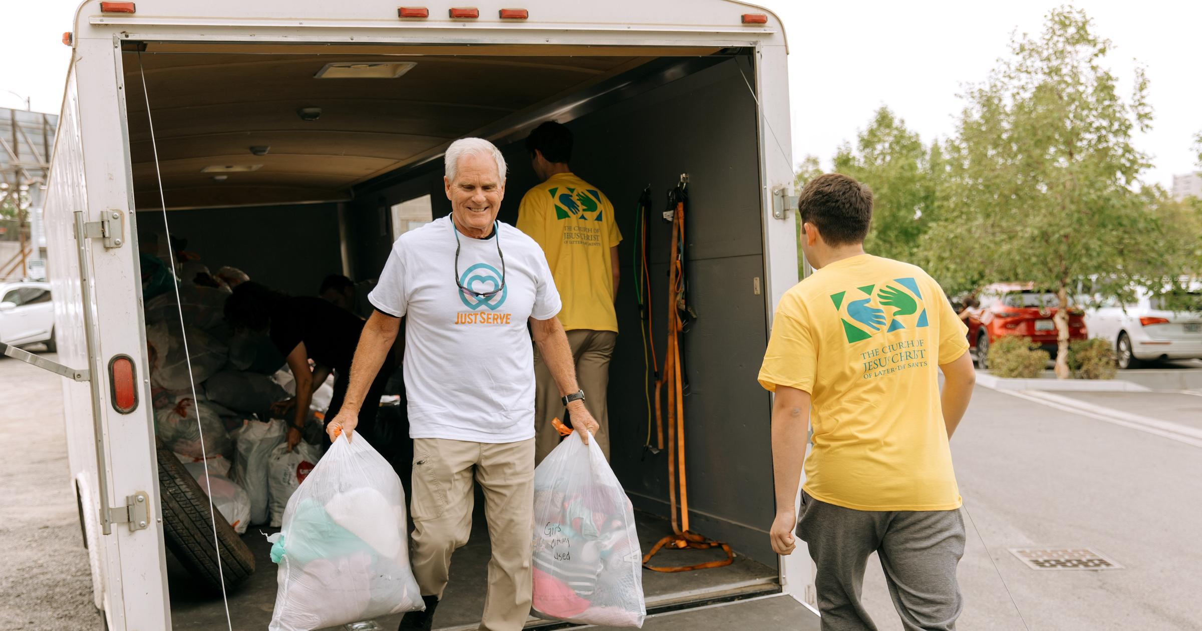 Church of Jesus Christ of Latter-day Saints from Tri-Cities loads up hundreds of donations for Spokane's Teen & Kid Closet for wildfire relief