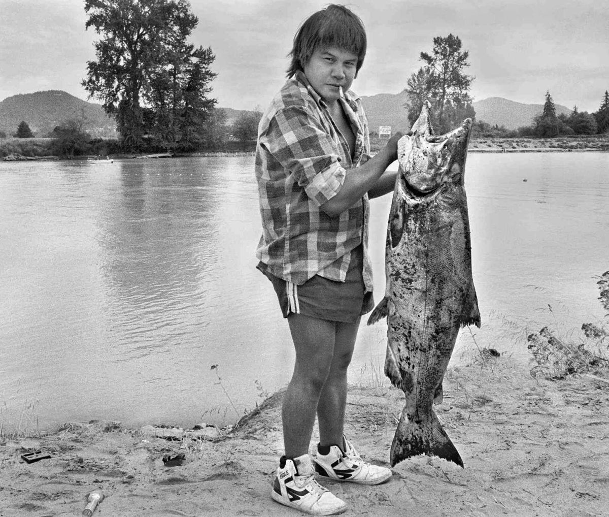 Tribal fisherman Randy Fornsby hoists a chinook salmon on the bank of the Skagit River west of Mount Vernon, Wash., Sept. 2, 1987. The Swinomish and Upper Skagit tribes shared a fishing area just upriver from where the Skagit breaks into its north and south forks. (Scott Terrell)
