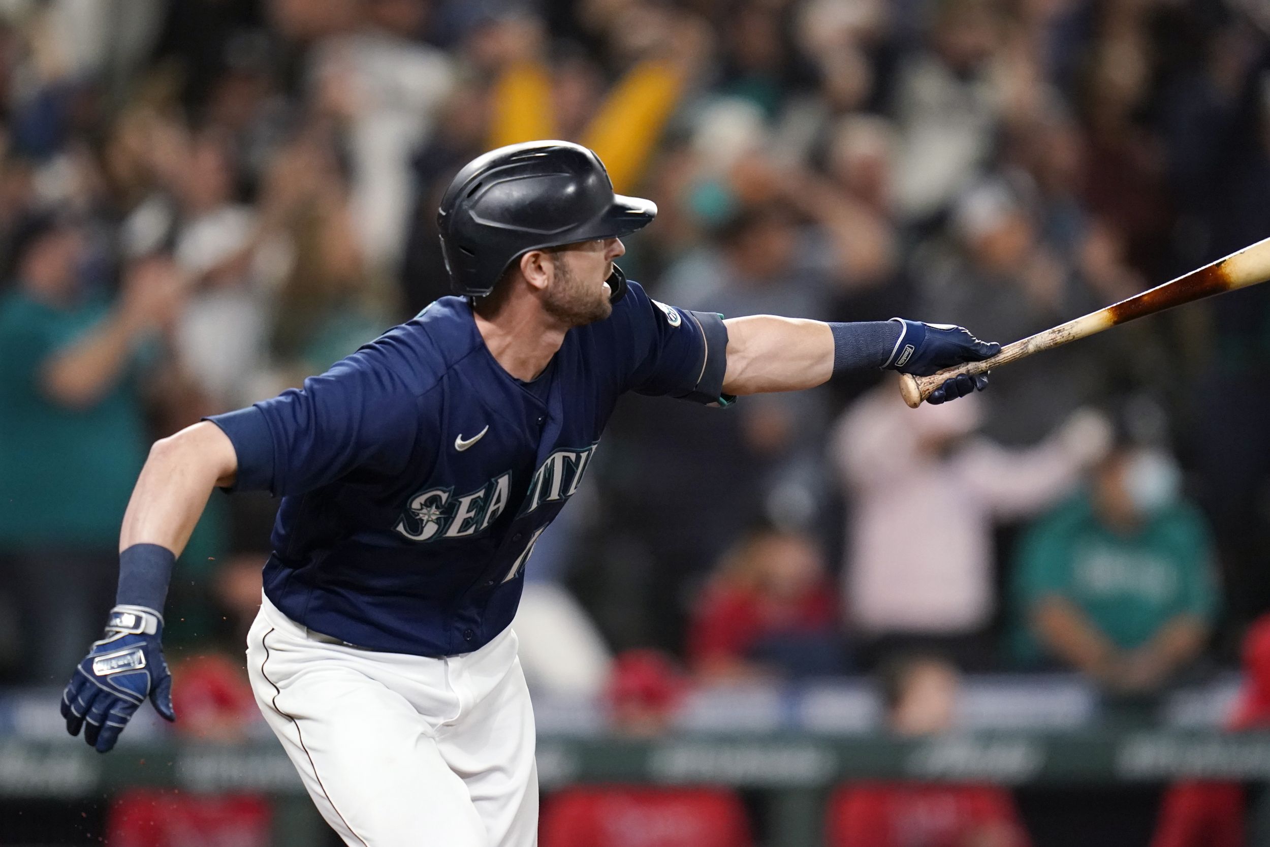 Mitch Haniger's heroic 8th inning RBIs keep Mariners' playoff hopes alive  going into final regular season game