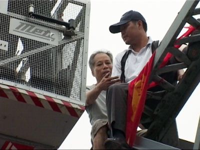 Chen Fuchao, right,  seen here Thursday, had been contemplating suicide on a bridge in southern China for hours when passer-by Lai Jiansheng, left, came up, shook his hand and pushed him off.  (Associated Press / The Spokesman-Review)