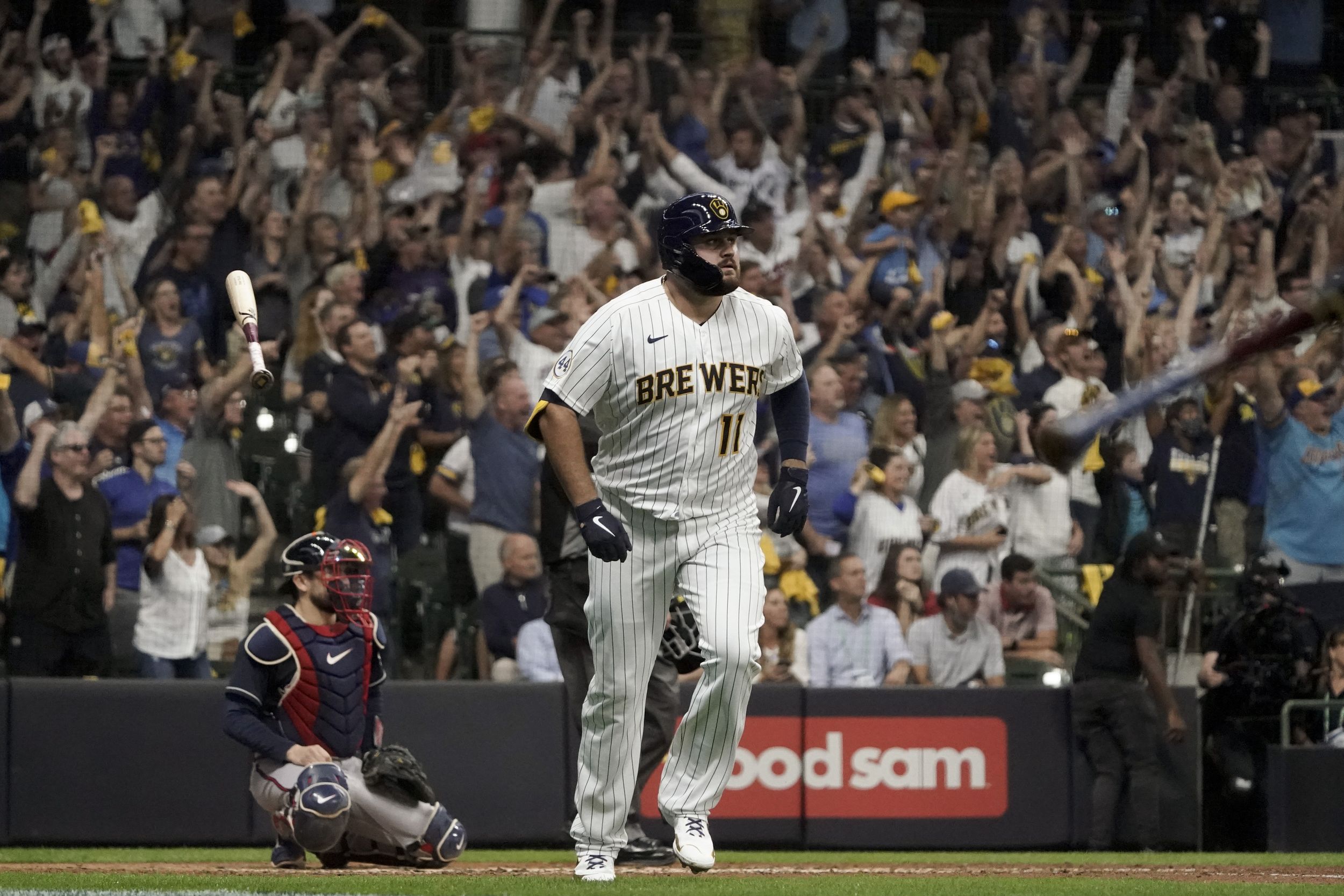 Rowdy Tellez puts on power show to spark Brewers' victory